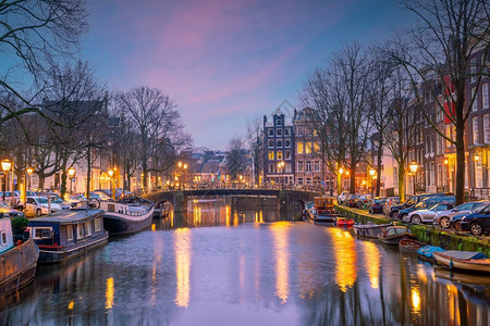 旅游阿姆斯特丹市下城天线日落时荷兰的城市风景暮目地图片