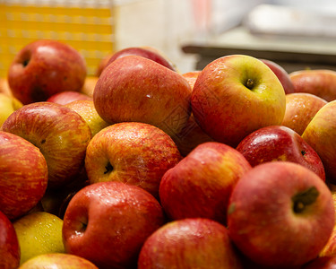 美味的市场上新鲜红苹果和黄多汁的颜色图片
