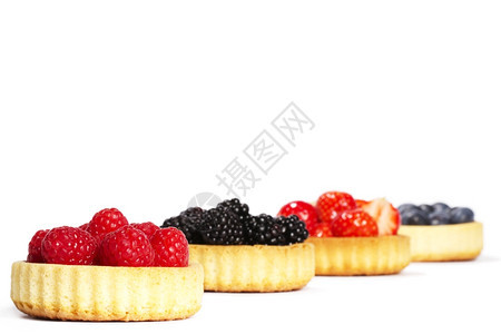 无刺莓黑色的吃在其他人面前的馅饼蛋糕中覆盆子在其他馅饼蛋糕中的覆盆子在白色背景上的野生浆果图片