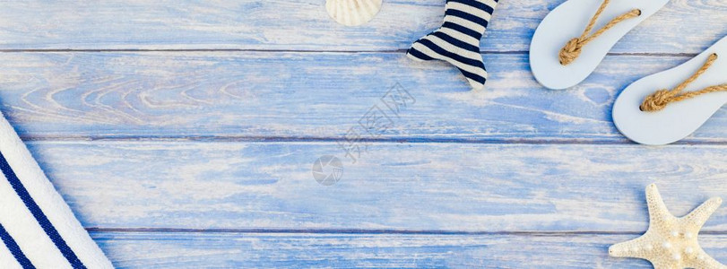 白色的毛巾翻滚海贝壳和观鱼在蓝色木板背景上用锈式框架模板文本复制空间的图像视Topviewofshowerfrawffloops图片