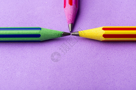 补给品草图蜡笔紫色背景的多彩铅笔三所学校紫色背景的彩铅笔图片