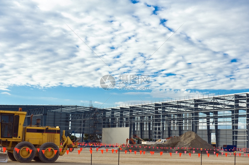 提升工业建筑地对蓝天的建筑工地安全电梯图片