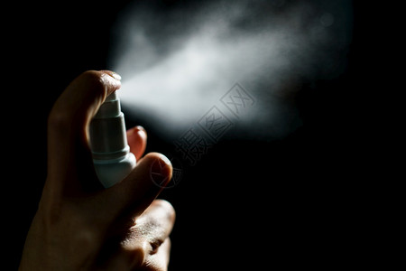 电晕水喷涂使用消毒剂雾酒精洒消毒剂以停止传播冠状或COVID19的手图片
