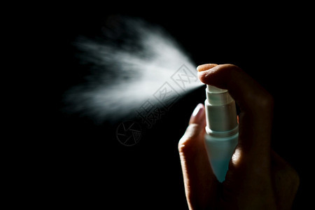 药物使用消毒剂喷雾酒精洒消毒剂以停止传播冠状或COVID19的手清洁剂目图片
