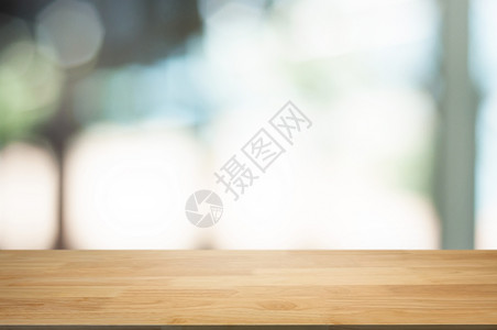 柜台店铺咖啡空白的木桌在模糊复选抽象背景前图片