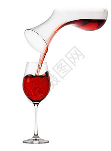 溪流反射滗水器红葡萄酒从挖土机倒入白底绝缘的玻璃杯图片