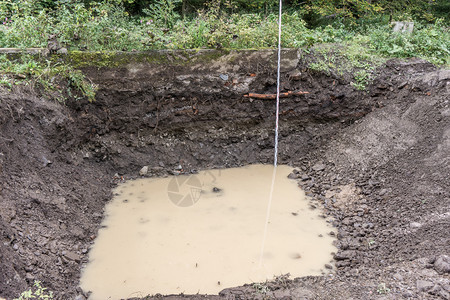 地球哈茨湿的在安德列斯贝格哈兹山的Andreasberg建有地下水渗入和测量杆的坑图片