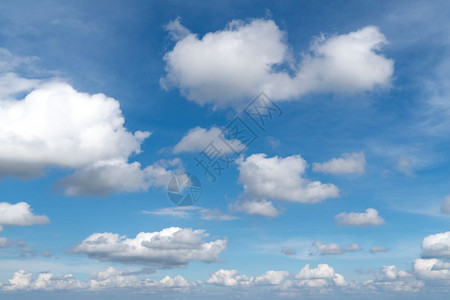 风景优美户外气候夏天的云空晴朗和夏云图片