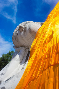 地标白色的在泰国蓝天背景的色空上仰靠着布吉达雕像美丽的图片