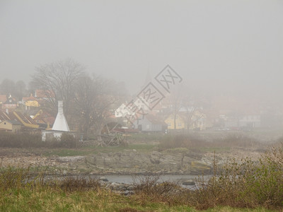 水斯瓦内克博恩霍尔姆斯瓦内克在浓海雾中的博恩霍尔姆丹麦海岸线秋天图片