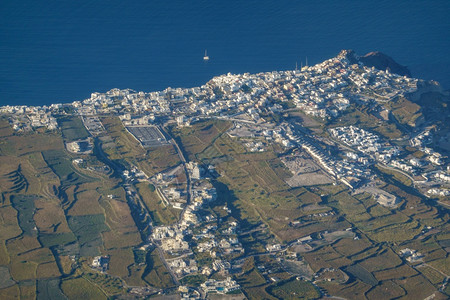 建筑物飞机对希腊圣托里尼岛村庄的空中观察户外地海高清图片