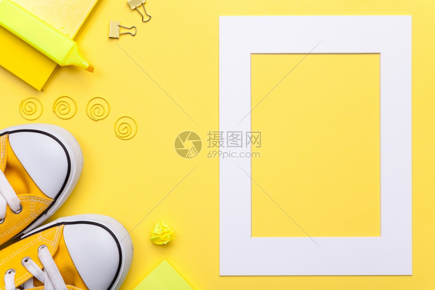 后退现代的以黄色背景为白边框的学校配件平板面办公室图片