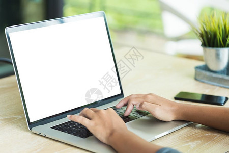 白色的空沟通显示表办公室地点空白屏幕的手提笔记本电脑手打字膝上型计算机图片