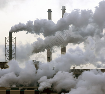 一个重工业生产厂由各种废气排放物产生蒸汽和烟雾结构体行业阴沉图片
