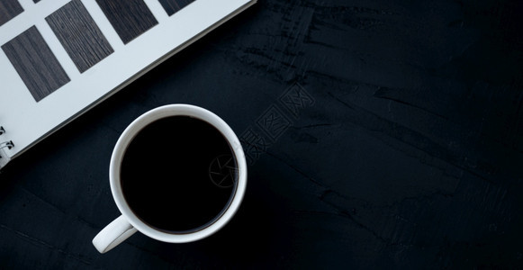 马克杯黑色背景的白咖啡杯带复制空间的横幅背景摩卡早餐图片