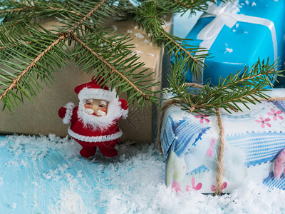 在木背景和圣诞老人的树枝下礼物瓷冬天树干高清图片