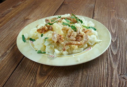 晚餐Hetebliksempopppot在莱茵兰威斯特伐利亚和下萨克森地区最受欢迎的传统德国菜由油炸洋葱和土豆泥加苹果酱组成绿色图片