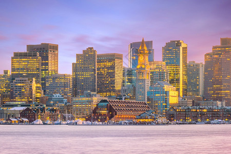 英国全景美马萨诸塞州波士顿日落时的天线新图片