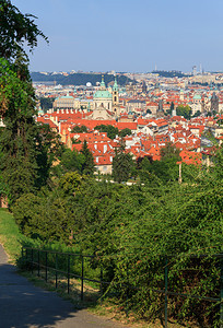 首都风景优美布拉格夏季有瓷砖屋顶的景象旅游图片