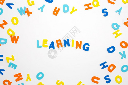语言彩色字母和白背景下的单词学习或概念各种颜色彩字母和白背景下的单词学习或概念英语读图片
