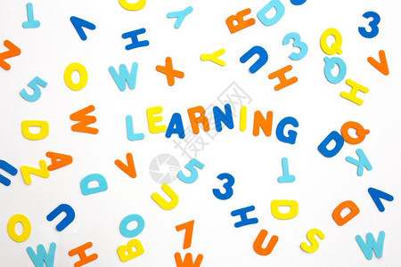 象征彩色字母和白背景下的单词学习或概念各种颜色彩字母和白背景下的单词学习或概念读受过教育图片