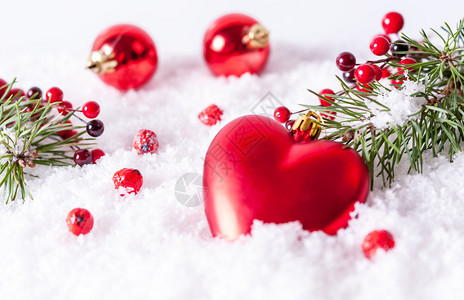 季节十二月红圣诞舞会有丝带在雪上圣诞节和新年日背景一种图片