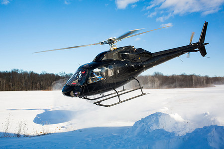 雪山上的直升机图片