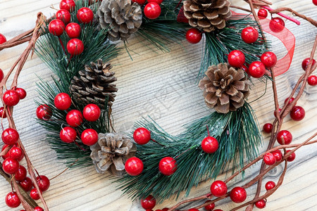 问候假期冬青木背景的圣诞装饰品Xmas和新年主题图片