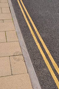交通禁止在沥青路的双黄线禁止泊车运输打标图片