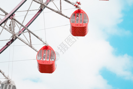 蓝色天空背景的Ferris轮娱乐高的优质图片
