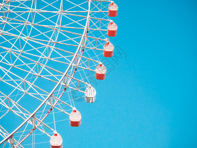 马戏团蓝色天空背景的Ferris轮旅行复古的图片