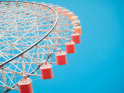 旅行蓝色天空背景的Ferris轮快乐的请享用图片