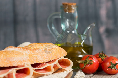 油壶橄榄小吃Iberico火腿三明治和自制面包在木烤炉中图片