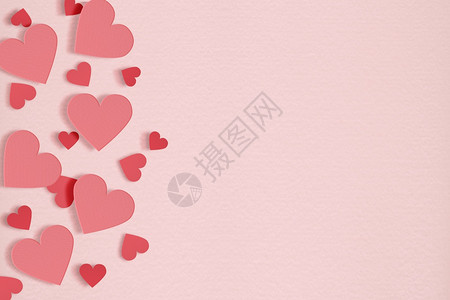 展示庆典红心在软粉色纸上彩背景情人节概念边界图片