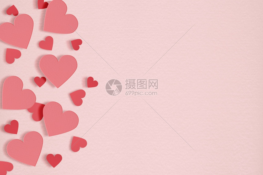 展示庆典红心在软粉色纸上彩背景情人节概念边界图片