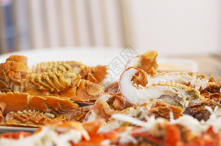 龙虾和海鲜摆盘放在篮子里图片