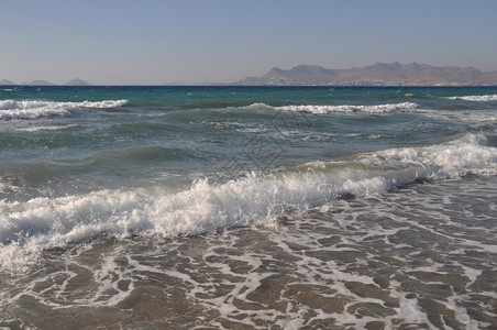 海浪多岩石的位于希腊土耳其高斯的美丽海滩背景希腊语图片