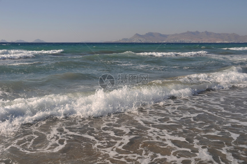 海浪多岩石的位于希腊土耳其高斯的美丽海滩背景希腊语图片