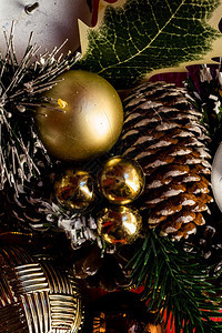 十二月明亮的丝带木板上圣诞装饰品概念木板上的圣诞装饰品图片