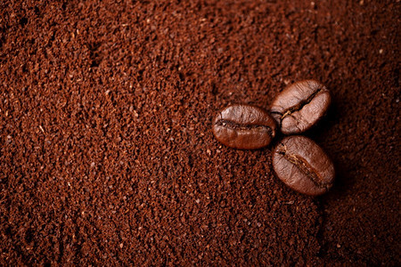 咖啡因将三个豆关闭在混合堆装的烤咖啡和文本复制空间之咖啡新鲜度概念咖啡新鲜度概念黑色的浓咖啡图片