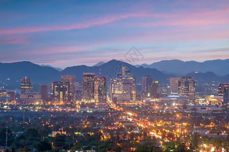 灯联合的美国亚利桑那州日落时凤凰城市中心天线风景地标图片