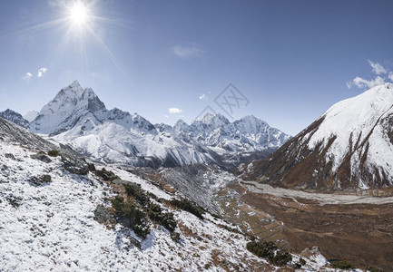 冰珠穆峰基地营在喜马拉雅山和尼泊尔的阿马达布拉姆高峰会旅行河图片