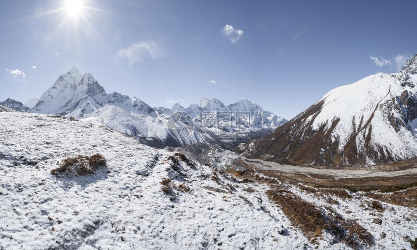 落下云尼泊尔喜马拉雅山和阿达布拉姆峰Trekking顶峰图片