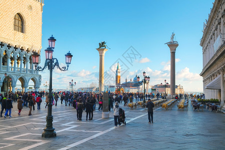 一般来说钟楼镇2015年月2日在意大利威尼斯的VenICE1月2日圣马可广场与游客一同到访意大利威尼斯Irsquos主要公共广场图片