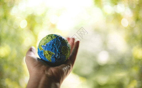 手中的地球绿色能源可再生和持续资源环境背景图片