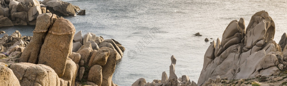 意大利语CapotestateresadiGallura意大利撒丁岛的岩石和蓝色大海撒丁岛帕鲁瓦岩石和大海帕劳鲁阿图片