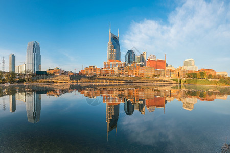 吨水地点Nashville田纳西州市中心与美国坎伯兰河的天线图片