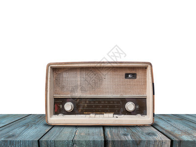 优质的目白色背景蓝木桌上的旧复古收音机播送图片