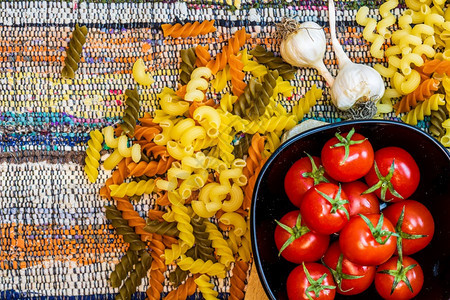 制造美味的意大利面西红柿洋葱和大蒜做饭意面传统的蔬菜图片