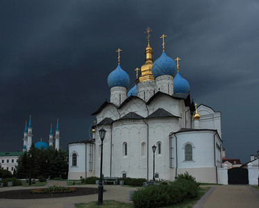 一种历史在俄罗斯喀山鞑靼坦俄克萨州喀山暴风雨之前喀山克里姆林宫的安照大教堂圆顶图片